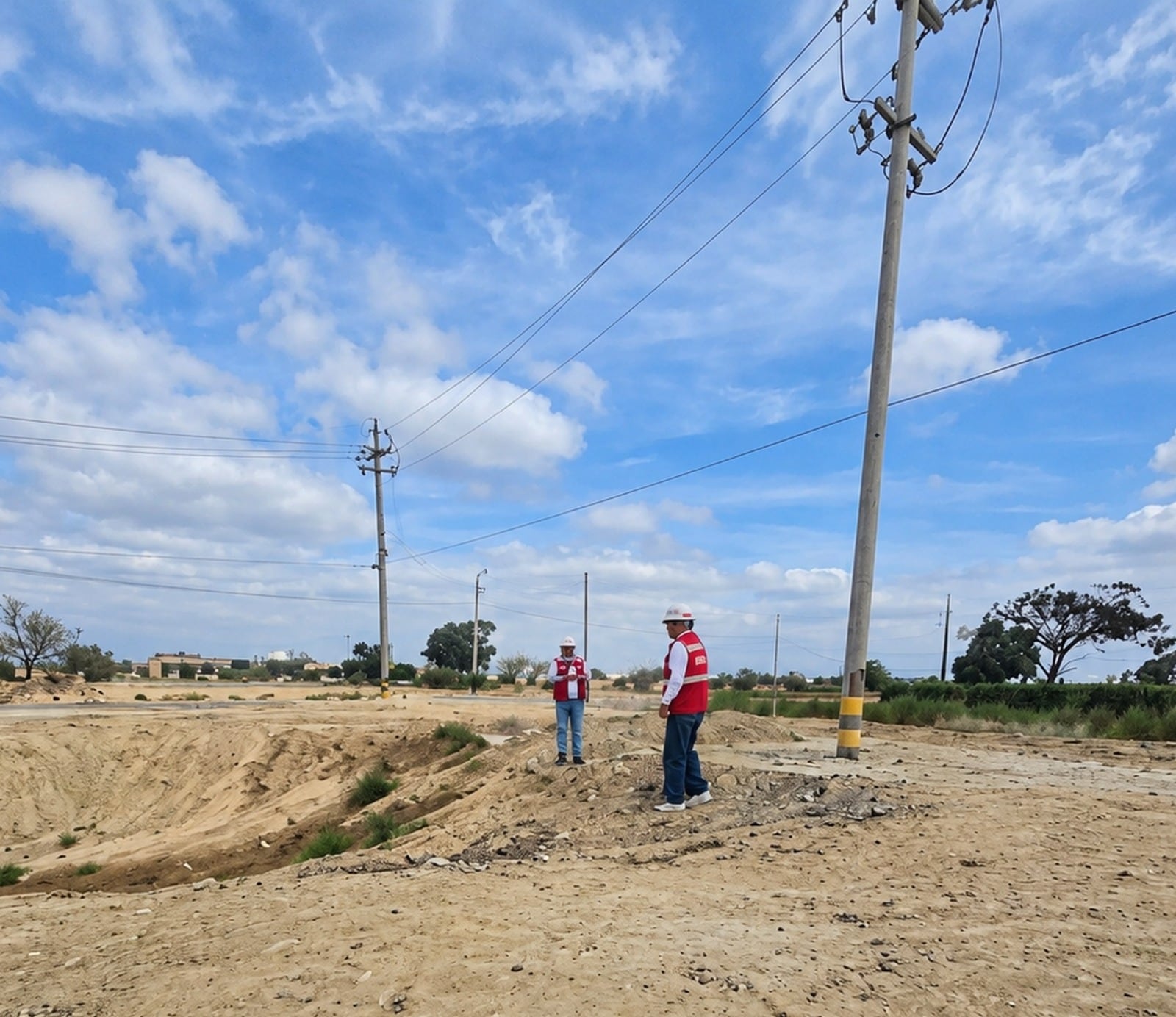 Contraloría detectó construcción de pistas y redes de electrificación en cauce de quebrada