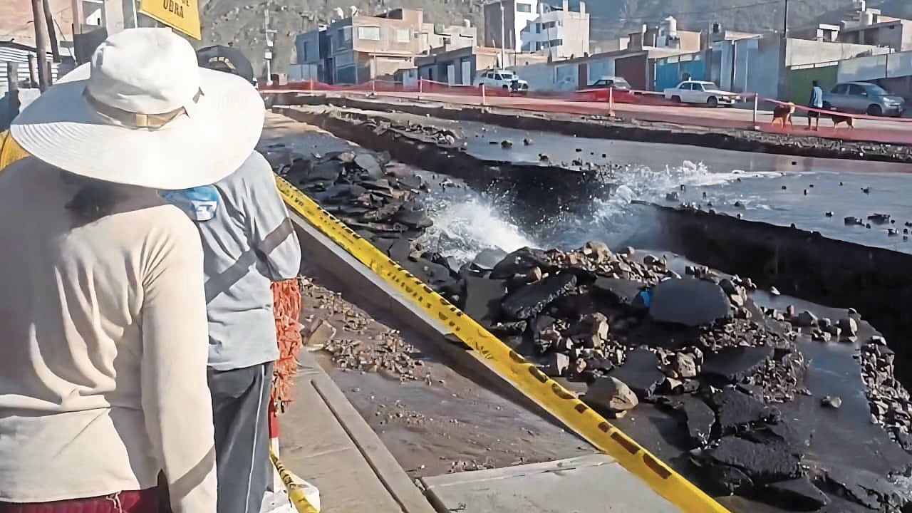 Rotura de tubería en Cerro Colorado. Foto: GEC