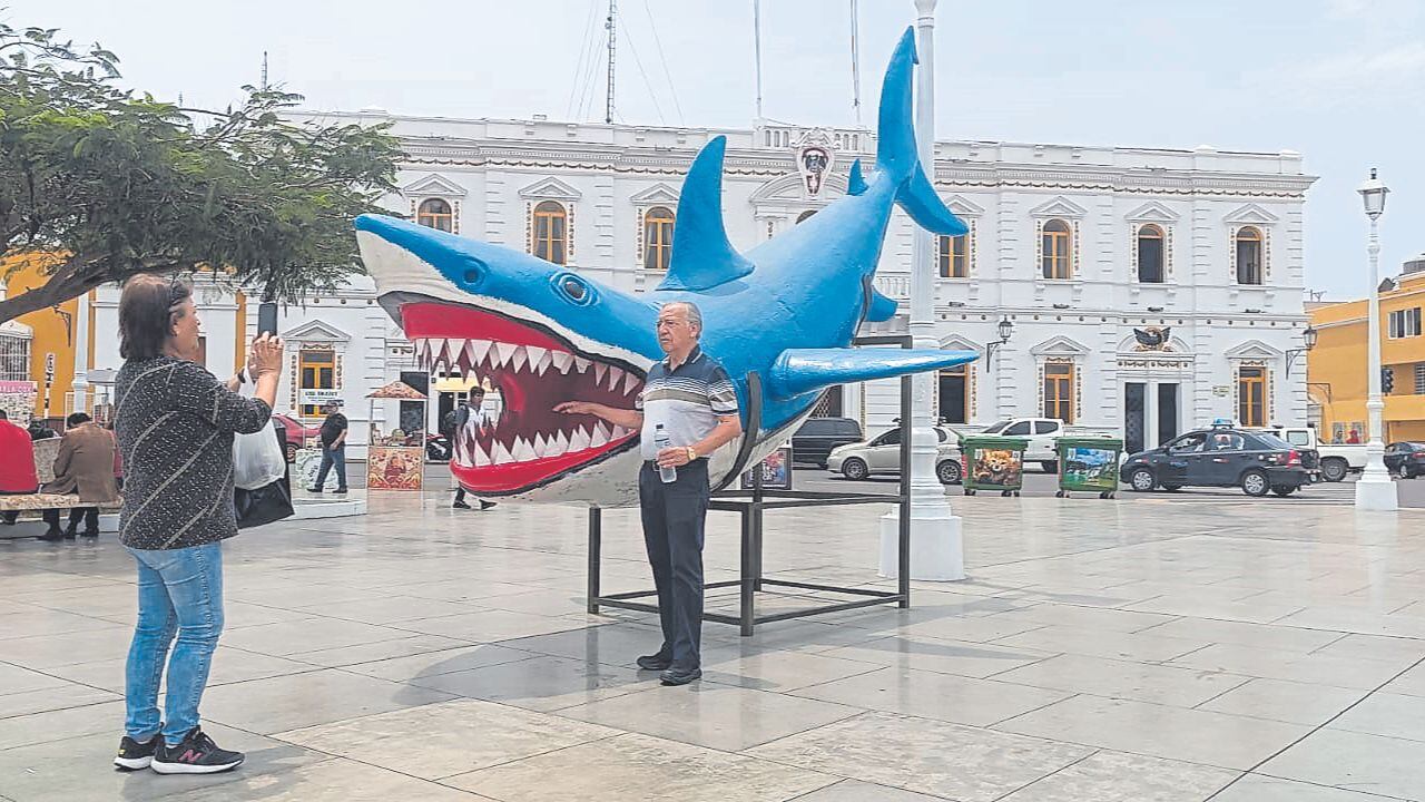 Especialistas de la Dirección Desconcentrada de Cultura indicaron que el municipio ha dispuesto la instalación de elementos urbanos atípicos como la escultura de un tiburón y macetas gigantes. (Foto: Johnny Aurazo)