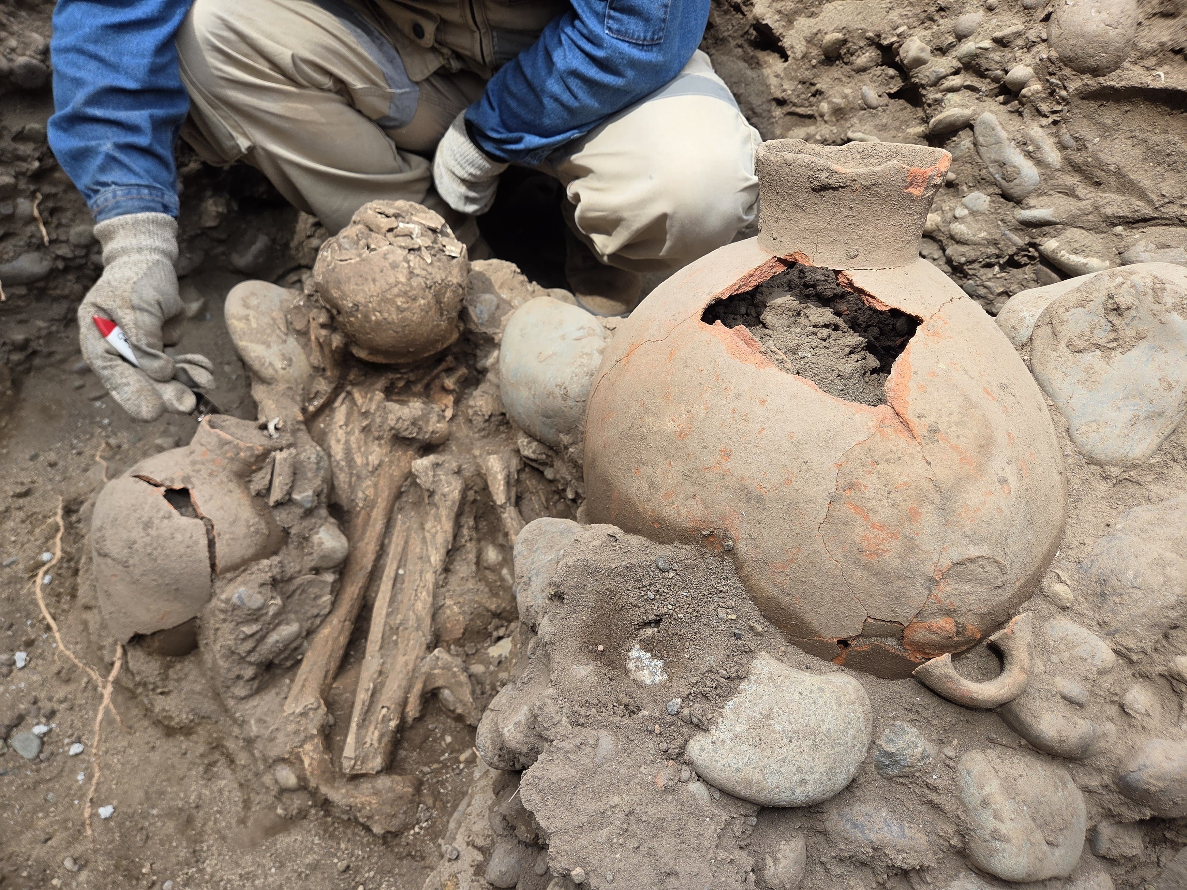 El hallazgo se realizó en la calle Los Robles, a una cuadra de la Huaca Huallamarca. El entierro tendría entre 1,800 y 2,000 años de antigüedad. (Fotos: Cálidda)