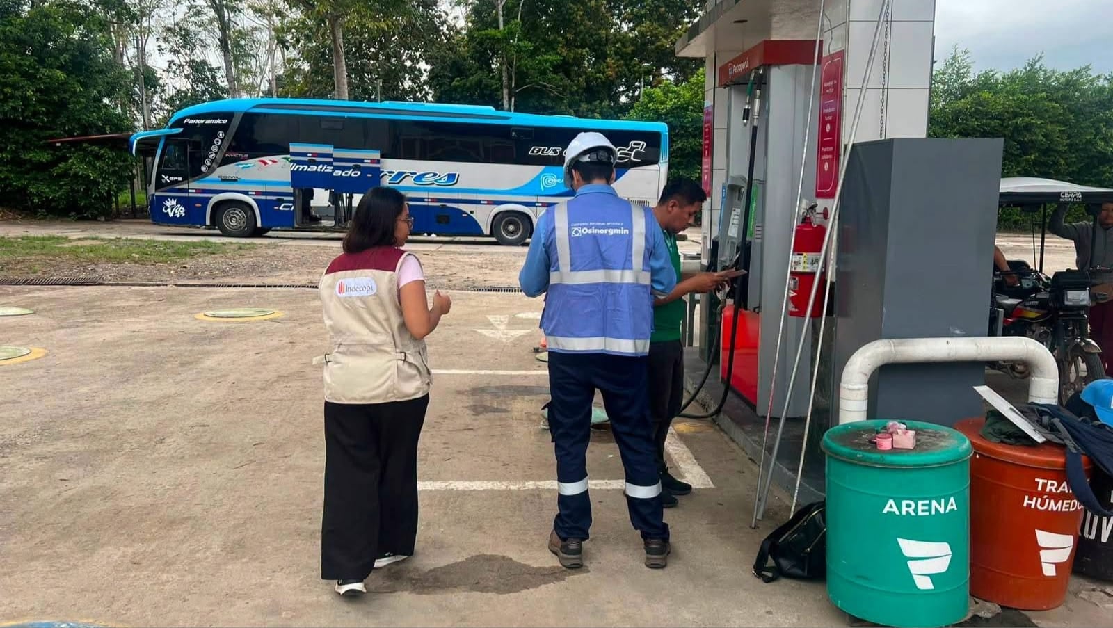 Indecopi realiza inspección en grifos para monitorear abastecimiento y precios de combustibles. Foto: Indecopi.
