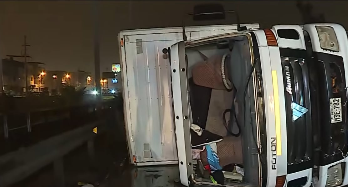 El accidente registrado la madrugada del 27 de abril genera largas filas vehiculares hacia el centro de Lima, con pasajeros que optan por continuar a pie. (Captura de imagen de Latina Noticias)