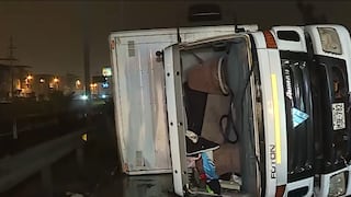 Volcadura de camión con pota en Villa El Salvador cierra dos carriles de la Panamericana Sur