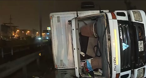 Volcadura de camión con pota en Villa El Salvador cierra dos carriles de la Panamericana Sur