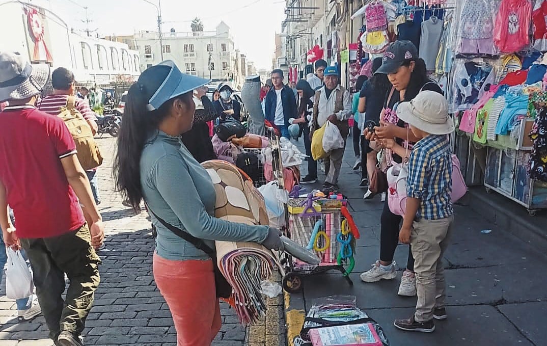 Defensoría del Pueblo exige a Municipalidad crear más espacios comerciales para evitar abusos a vendedores ambulantes