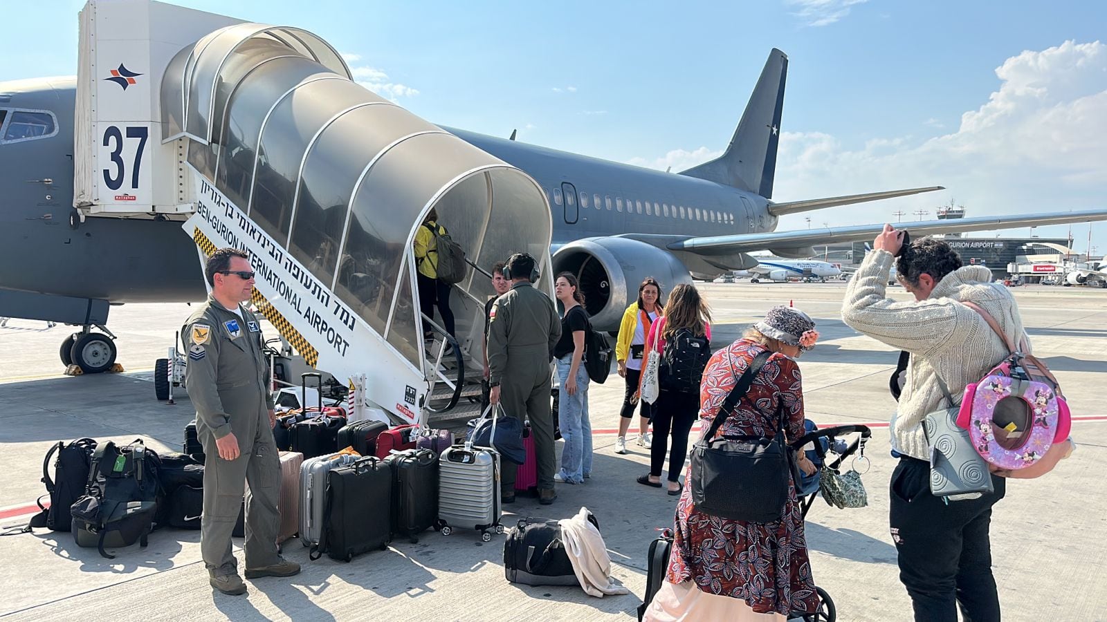 Ciudadanos chilenos abordan el Boeing 737, enviado por su gobierno para evacuarlos de Israel (Foto: Fuerza Aérea de Chile)