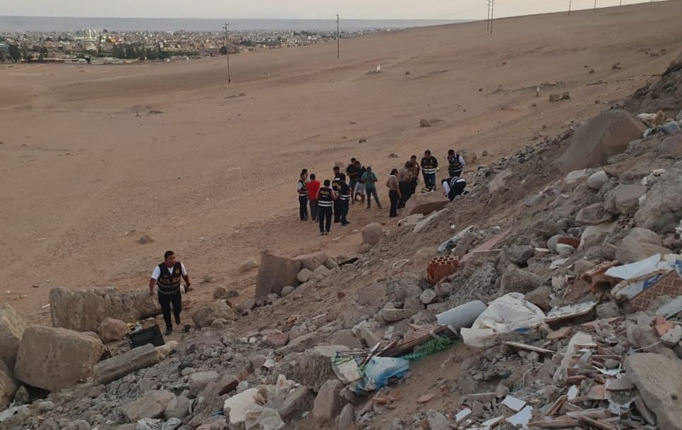 Policías y militares recorren el sitio usado como basural en las faldas del cerro Intiorko