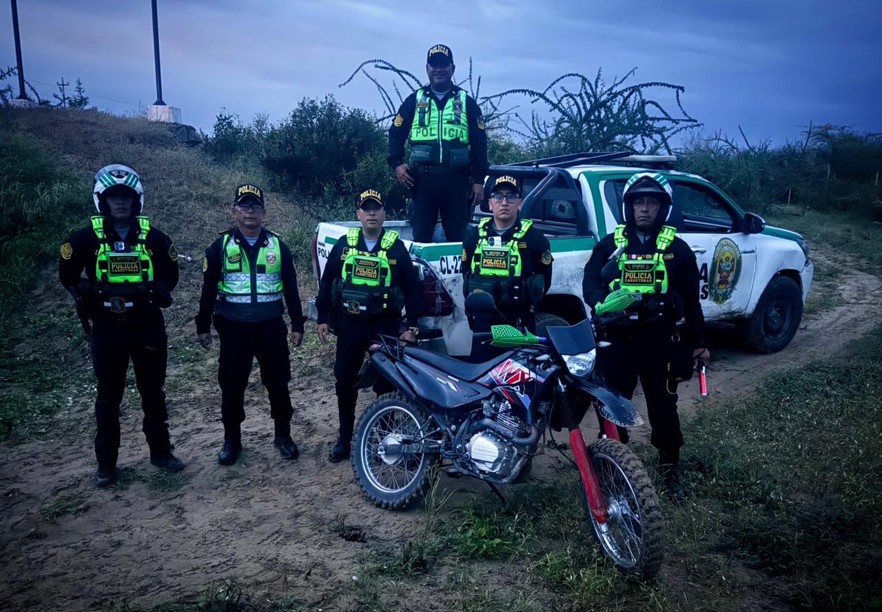 Hallan motocicleta escondida en la vía.