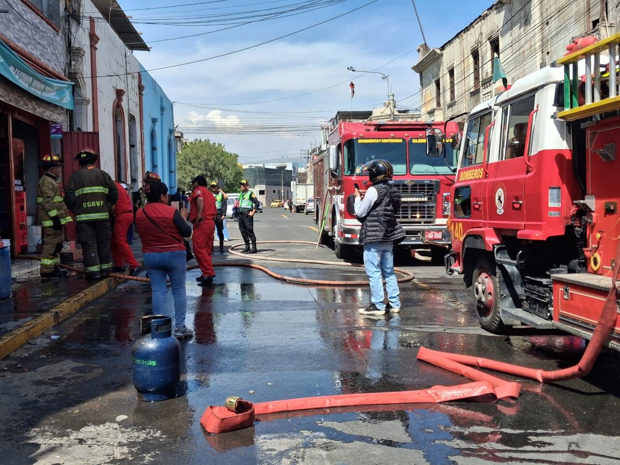 Incendio en calle 2 de Mayo, en Arequipa, deja daños materiales. (Foto: Flor Barrios/@photo.gec)