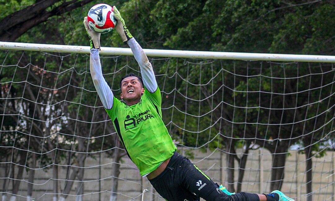 Nuevo refuerzo llega de Deportivo Municipal para defender portería alba en Torneo Clausura.