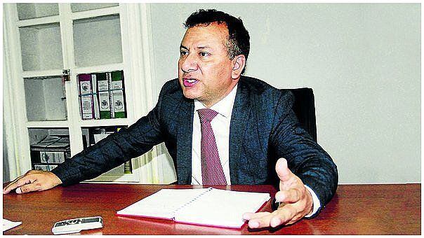 No se puede seguir haciendo más de lo mismo, el terrorismo urbano tiene que combatirse con jueces sin rostro y penas severas de 20 a 30 años de cárcel para recuperar la tranquilidad, señaló.