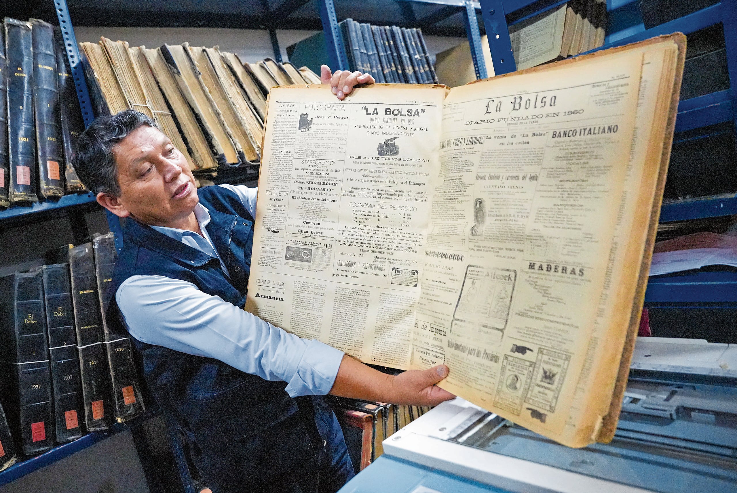 Los ejemplares de La Bolsa empastados en la Biblioteca Municipal. Foto: Municipalidad Provincial de Arequipa.
