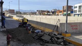 Rompen pavimento en obra Bicentenario de Arequipa por filtración de agua (VIDEO)
