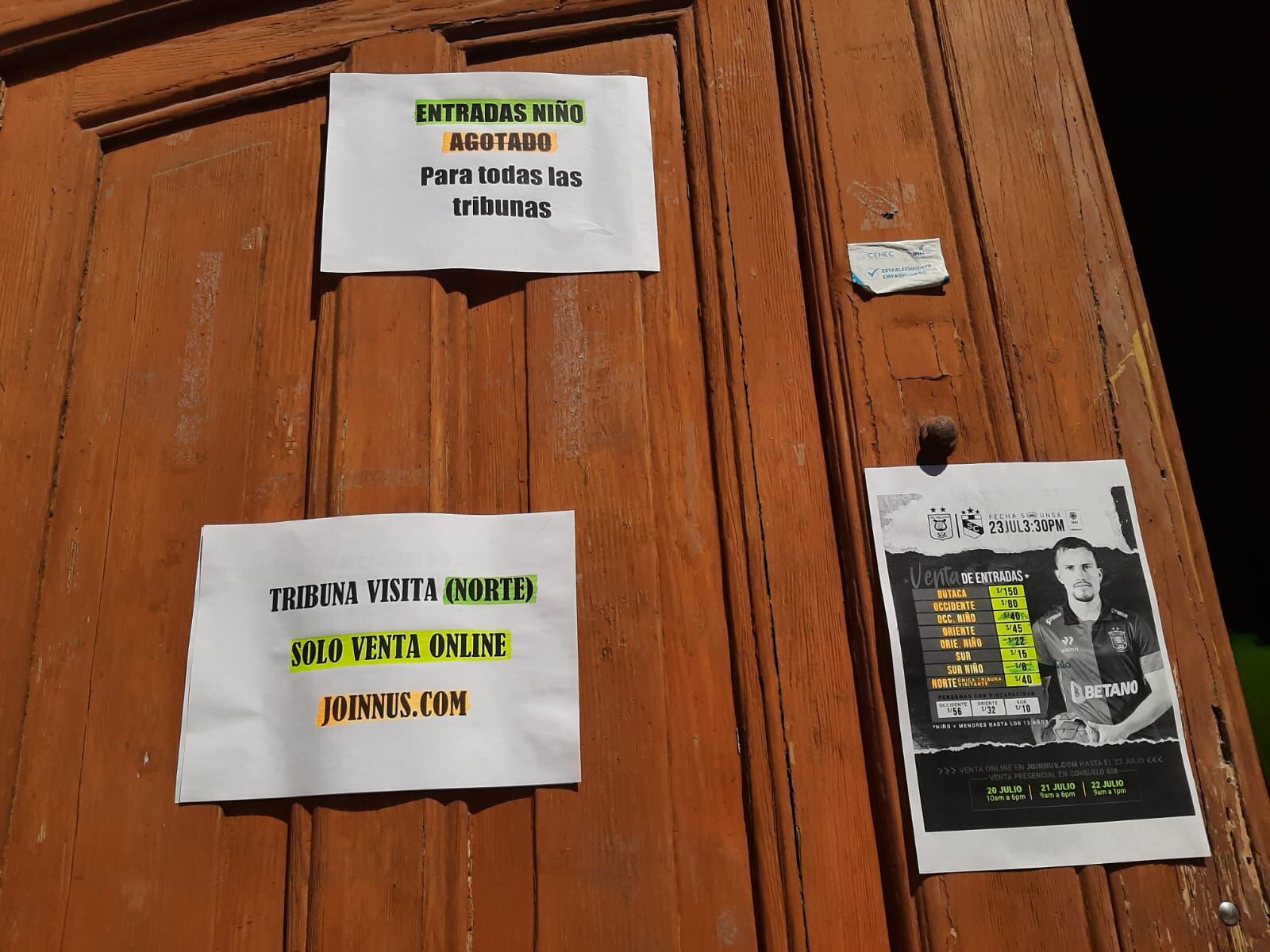 Así luce la puerta del club Melgar. (Foto: Graciela Fernández)