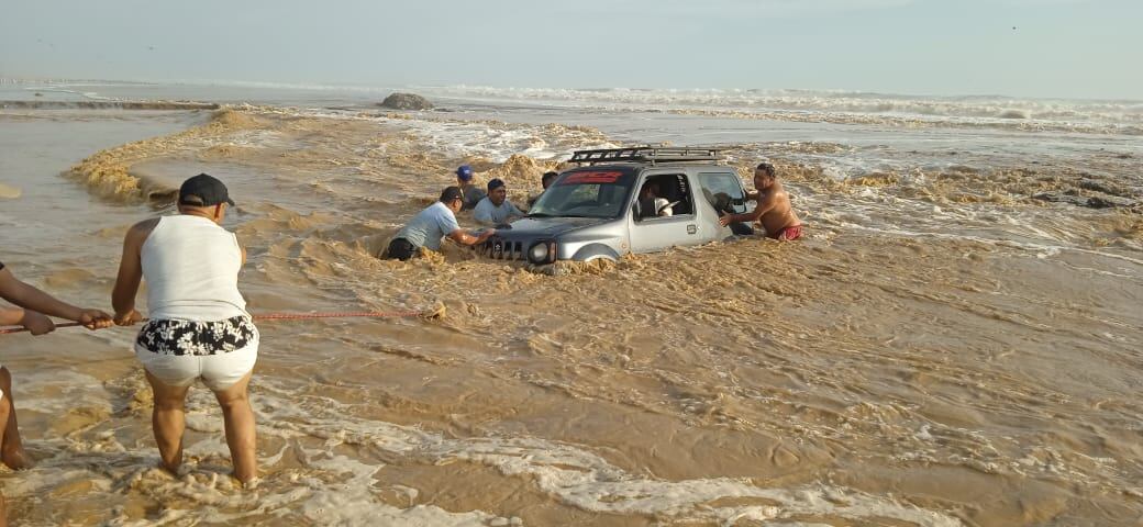 El hecho se registró cuando la camioneta de placa A9Z-259 corría el riesgo de voltearse. (Foto: Difusión)