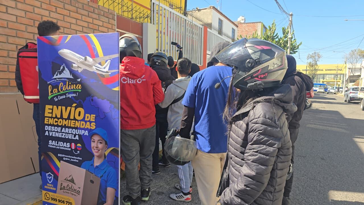 Ciudadanos venezolanos en Arequipa se reunen para enviar ayuda tras terremoto en Venezuela. (Foto: Yunsu Pariapaza/@photo.gec)
