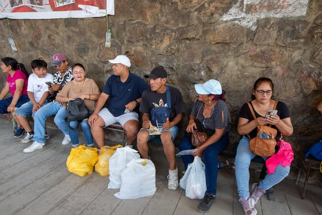 Electores suben empinadas pendientes para votar en colegio de Pamplona Alta (Fotos: Fernando Sangama / @photo.gec)