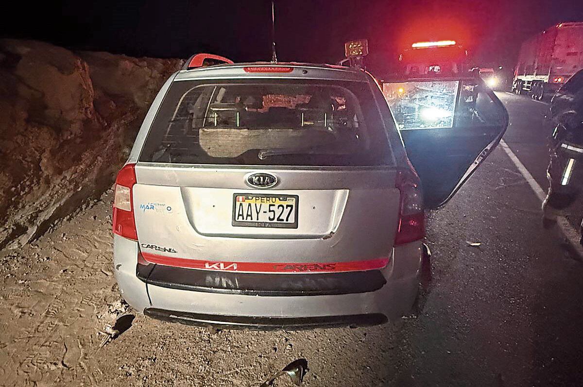 El conductor del colectivo AAY-527 quedó atrapado entre los fierros retorcidos. (Foto: Difusión)