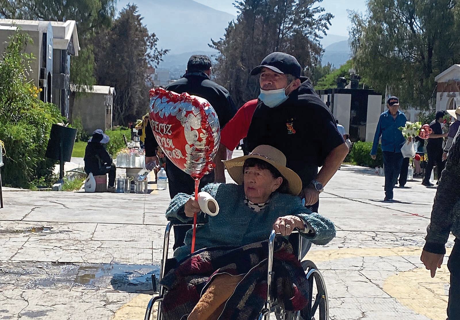 Decenas visitaron el cementerio por el Día de la Madre. (Foto: GEC)
