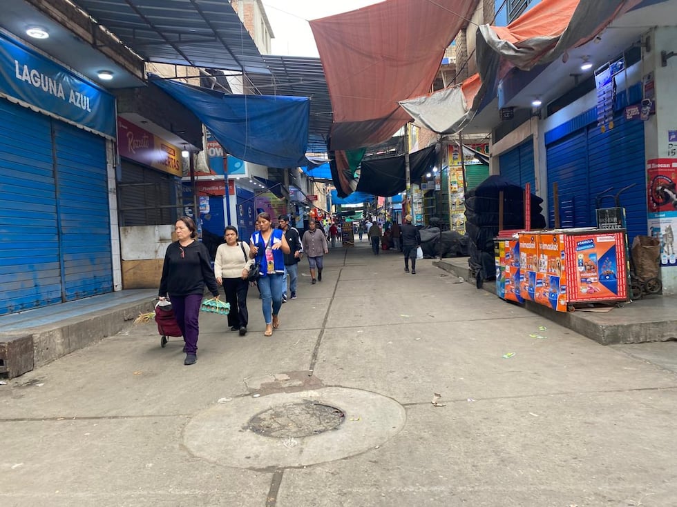 Madres de familia llegaron a realizar sus compras diarias al centro de abastos de Trujillo.