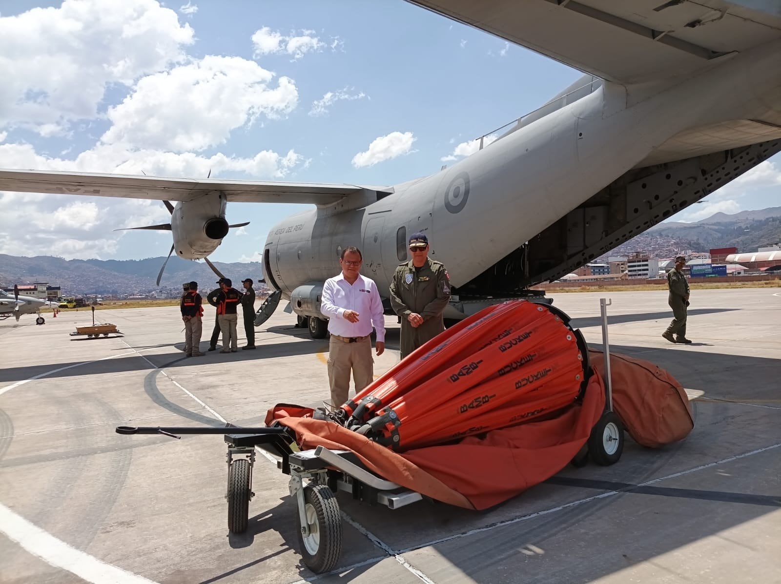 El fuego continúa afectando la vegetación de Accha Baja, en el Valle Sagrado de los Incas. Brigadistas, bomberos y militares trabajan en zonas de difícil acceso, mientras el Gobierno refuerza las operaciones aéreas para controlar la emergencia. (Foto: Fuerzas Armadas del Perú / X)