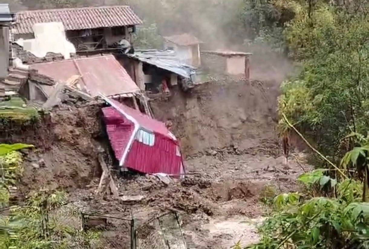 Desborde en Huayllabamba, colapso de una vivienda y posible caída de puente son evaluados por las autoridades, que se dirigen de emergencia a la zona.