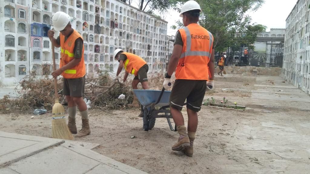 El personal municipal, en conjunto con los soldados del Ejército, se encargó de barrer los pasadizos de los diferentes pabellones de ambos camposantos
