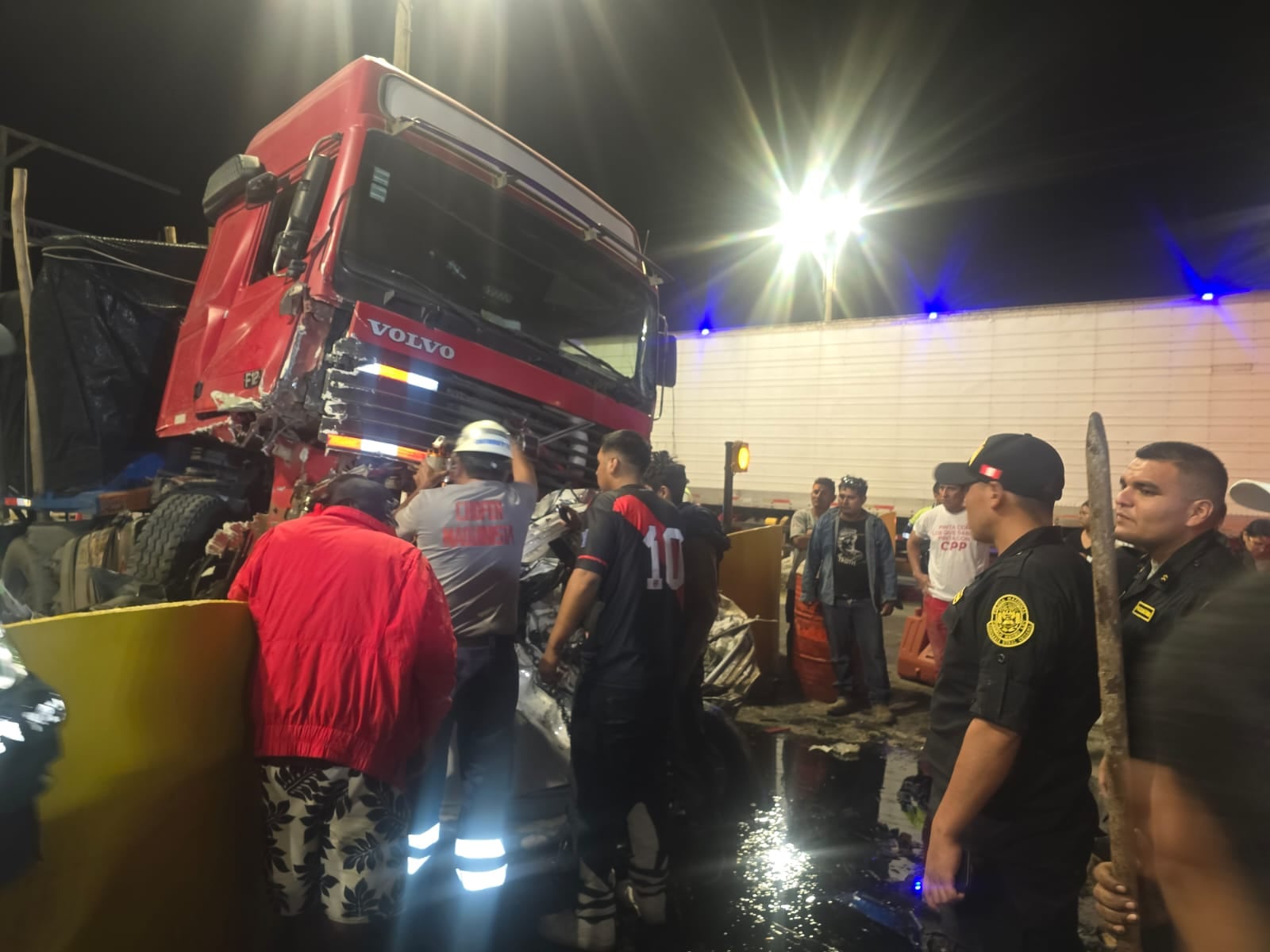 La última tragedia ocurrió la noche del martes, cuando un tráiler chocó contra la caseta de control de la empresa Covisol y luego impactó contra tres vehículos, dejando tres muertos y nueve heridos. Consejo Regional exige explicaciones por falta de obras de prevención.