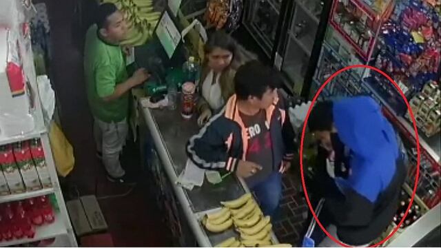 Desalmado delincuente golpeó a escolar en un minimarket para robarle su celular (VIDEO)