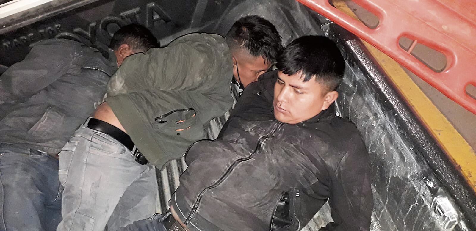 Sujetos caen en interior de farmacia cuando cargaban con documentos