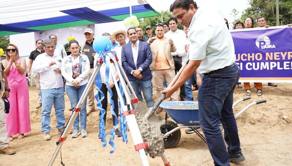 Gobernador regional coloca primera piedra de obra de agua y alcantarillado para La Laguna en Yamango
