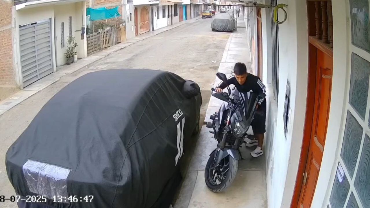 Vehículo estaba estacionado en los exteriores de una vivienda del distrito de La Esperanza.