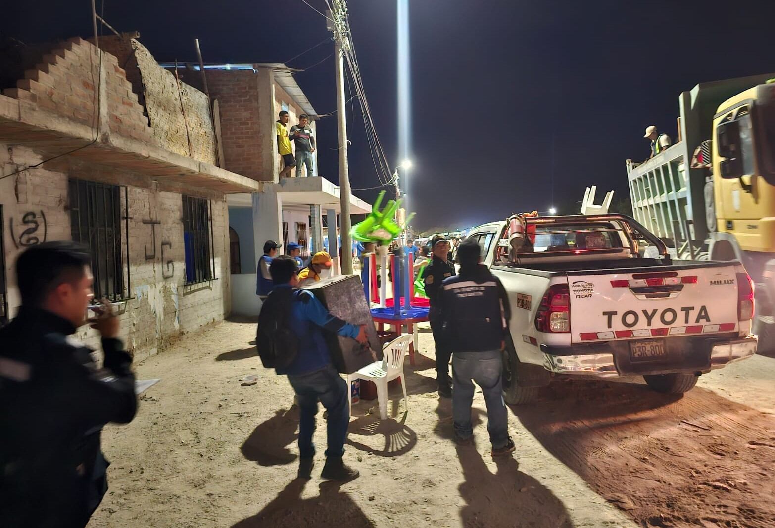 El personal policial efectuó el respectivo control de identidad a los parroquianos, verificando que no se encontraran menores de edad libando licor ni personas que cuenten con requisitoria