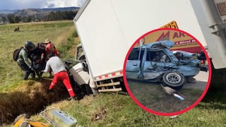Choque entre furgón y auto deja conductor atrapado en la Carretera Central