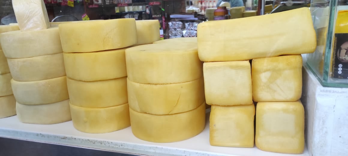 Quesos de parias y maduras en el mercado San Camilo. (Foto: GEC)