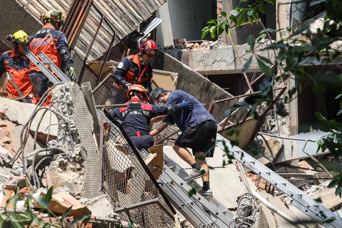 Terremoto en Taiwán deja al menos 9 muertos y 800 heridos. (Foto de CNA / AFP)