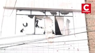 Sujetos disparan contra vivienda alquilada por extranjeros y queman auto en Comas (VIDEO)