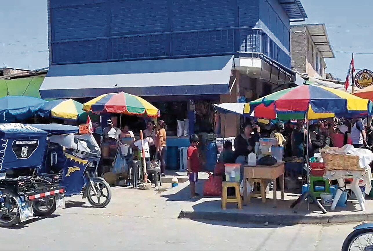 Los hampones armados, a bordo de una mototaxi, llegaron al mercado Santa Rosa y, tras reducir a su víctima, le sustrajeron el dinero