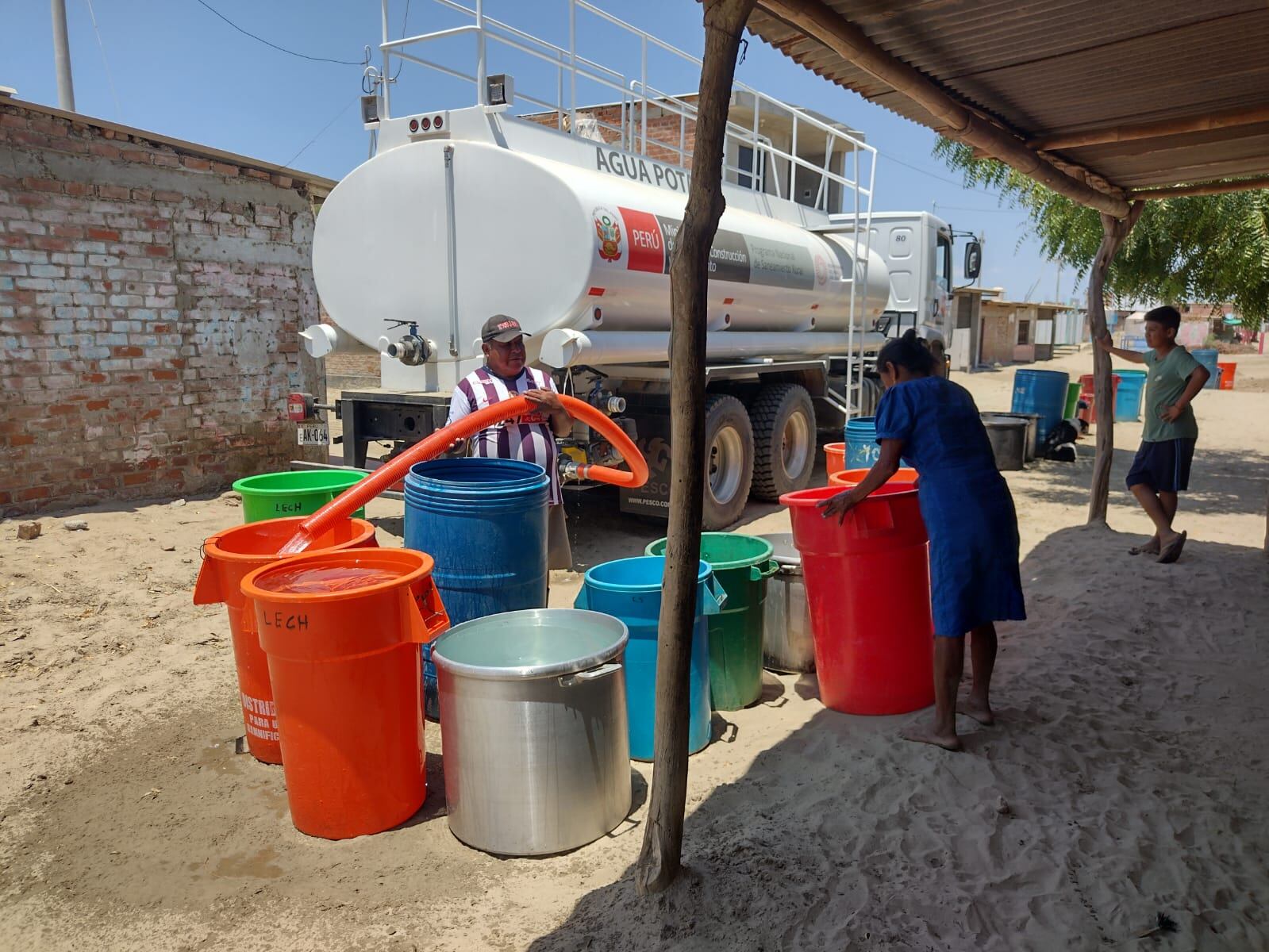 Distribuyen agua potable gratuita a piuranos