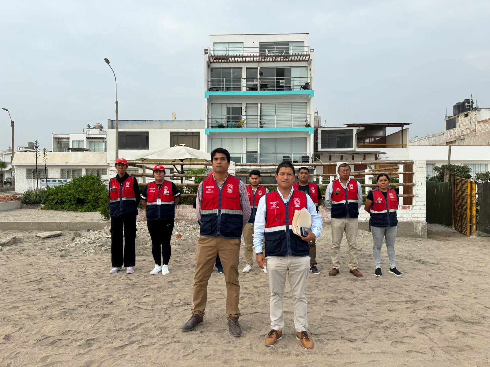 Personal de Fiscalización de la Municipalidad de Lurín frente al edificio donde habita la exalcaldesa de Lima Susana Villarán. Foto: Difusión