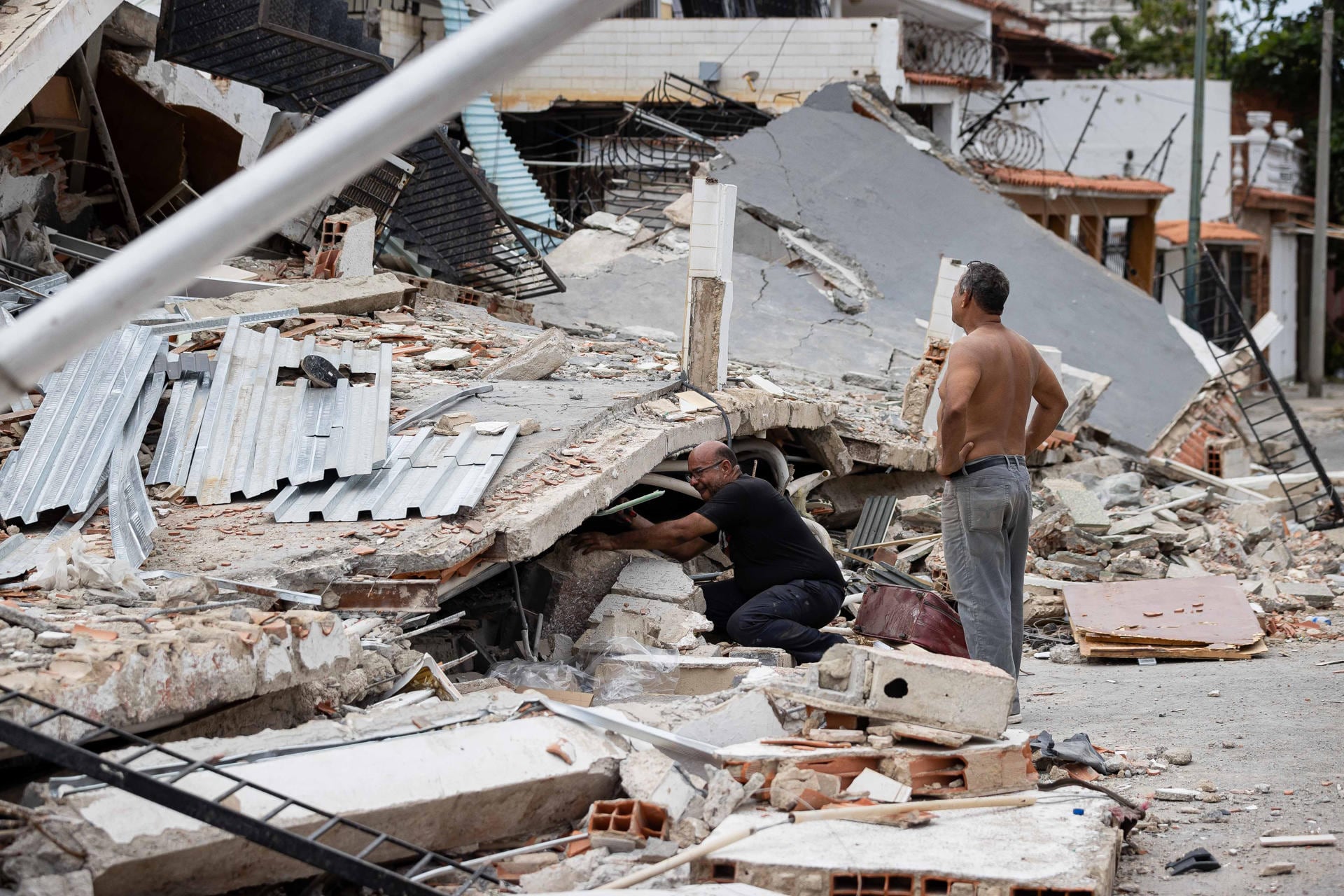 Una persona observa una zona afectada por los terremotos, este domingo, en Catia La Mar (Venezuela). (EFE/ Ronald Peña R)