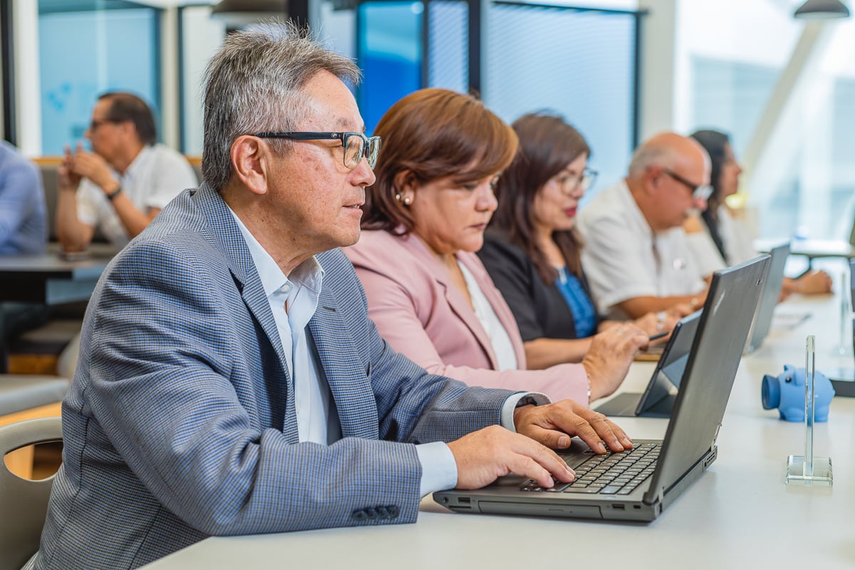 Emprendedores mayores de 50 años: cinco formas de usar la inteligencia artificial en sus negocios