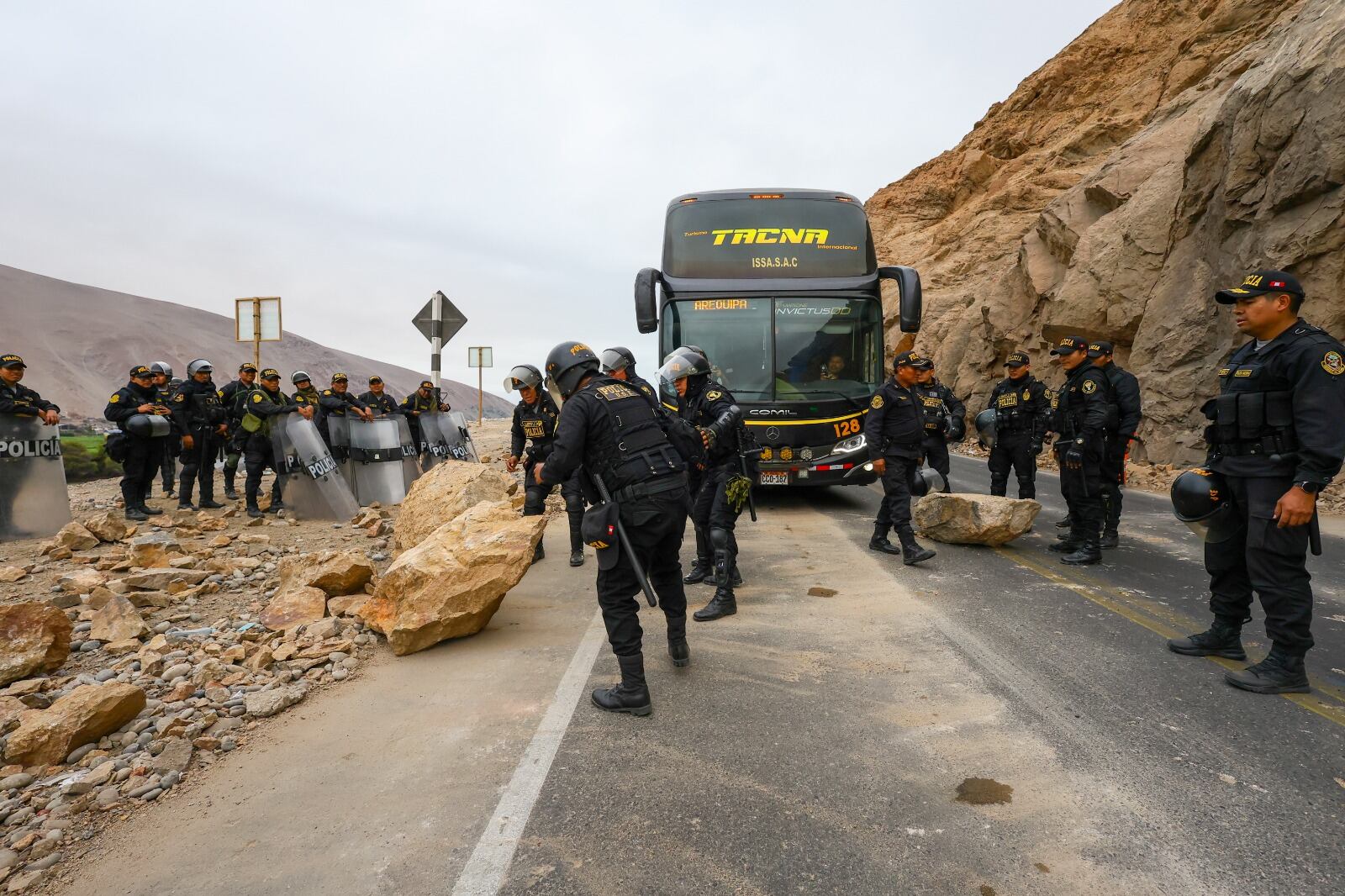 La víctima fue hallada sin vida en plena jornada de bloqueos en la Panamericana Sur. Aún se desconoce cómo murió. Fotos: Cortesia/Juan Jose Santy