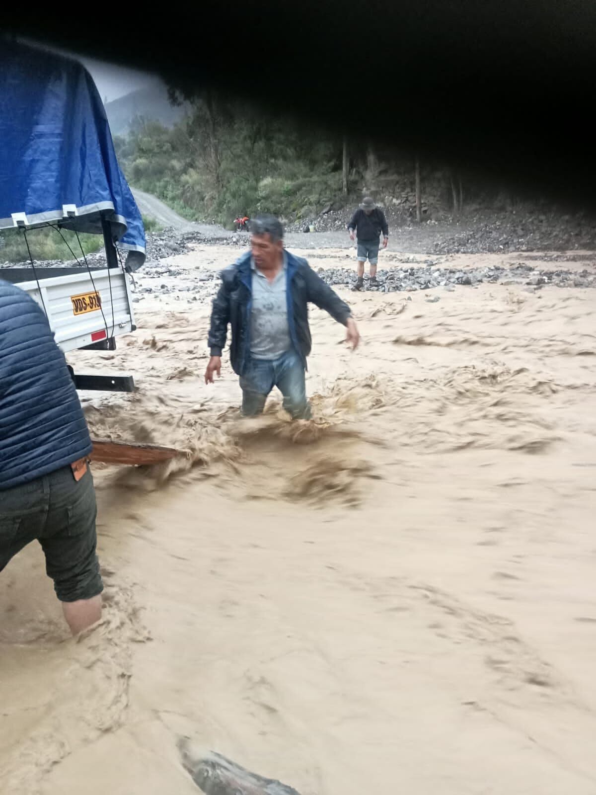 Conductores se arriesgan a cruzar el río Allachaya por falta de puente, pero quedan varados