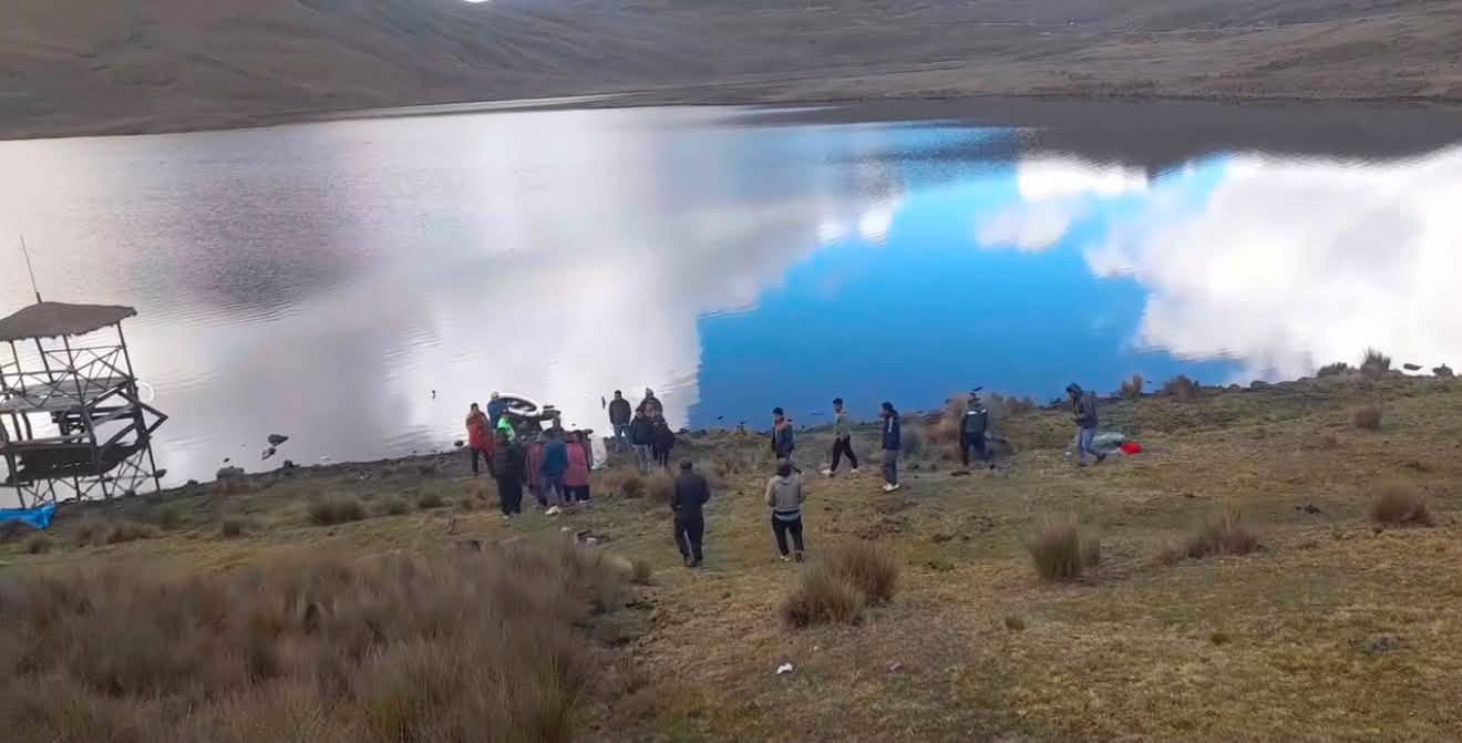Embarcación menor se vuelca en laguna de Áncash y deja dos fallecidos, entre ellos una menor de edad. Foto: COER.