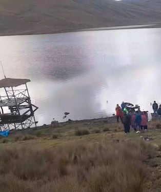 Embarcación menor se vuelca en laguna de Áncash y deja dos fallecidos, entre ellos una menor de edad. Foto: COER.