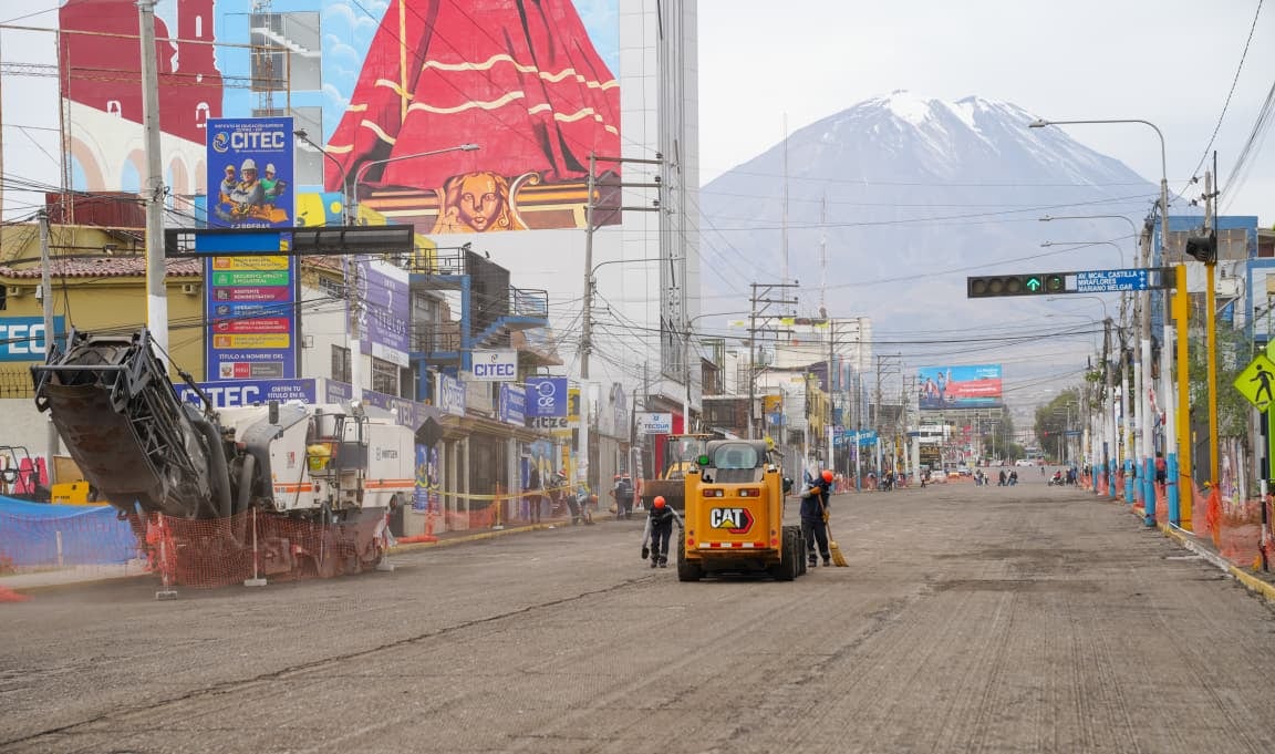 El mejoramiento de asfaltado de la av. Independencia superaría el 70% de avance. Foto: Municipalidad Provincial de Arequipa.