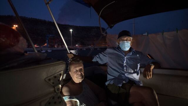 España: matrimonio anciano revela cómo se protegió del volcán de La Palma en una lancha