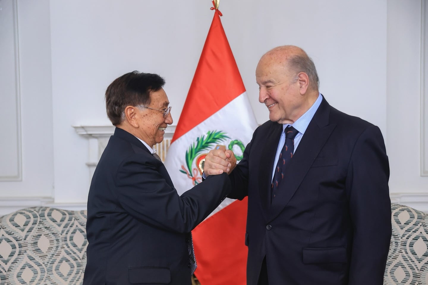 Balcázar oficializa nombramiento en reestructuración ministerial: el teatro de los ministerios