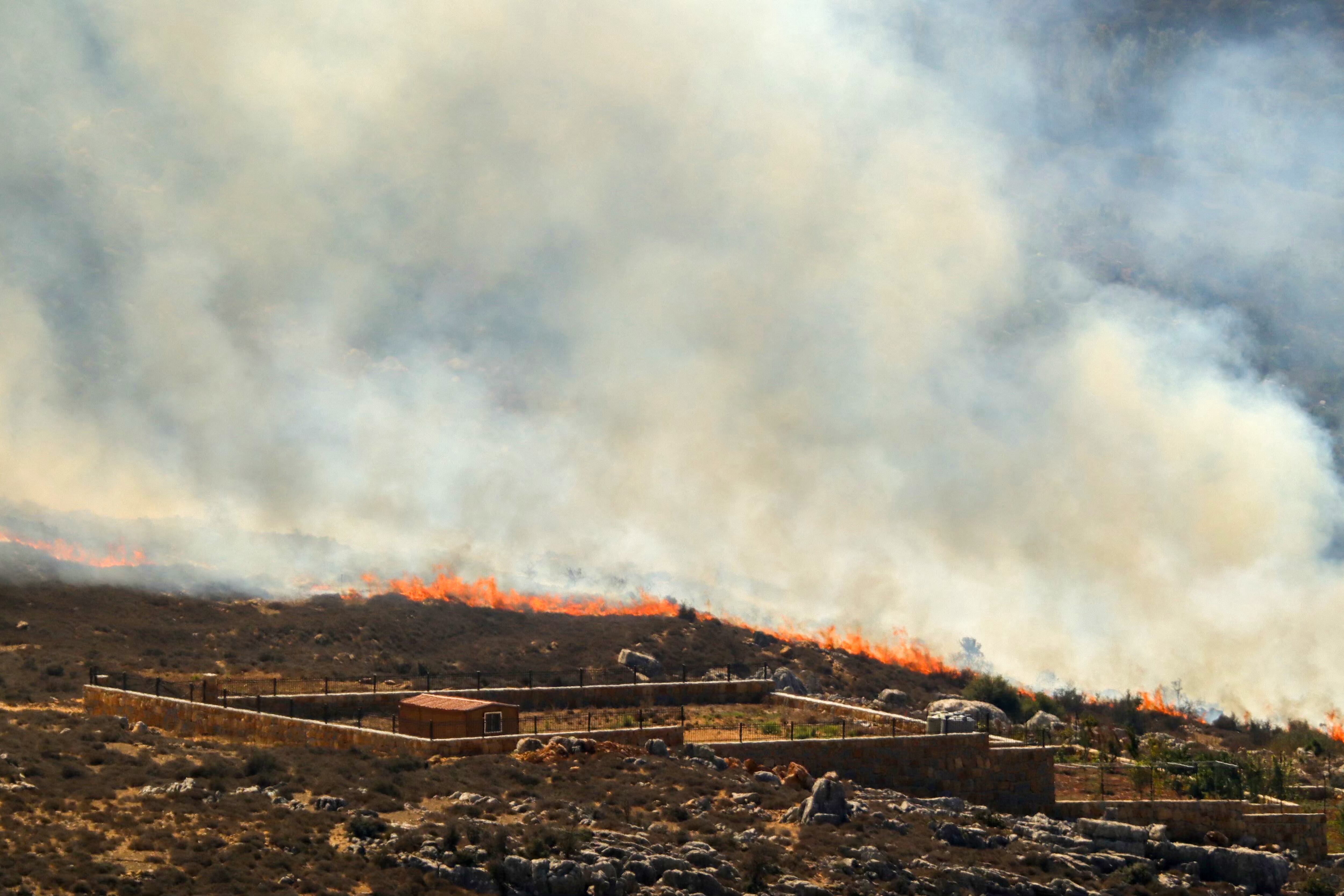 El 12 de octubre de 2024, un incendio arde en la zona de Marjeyoun, en el sur del Líbano, junto a la frontera con Israel, en medio de los continuos enfrentamientos transfronterizos entre tropas israelíes y combatientes de Hezbolá. (Foto de AFP)